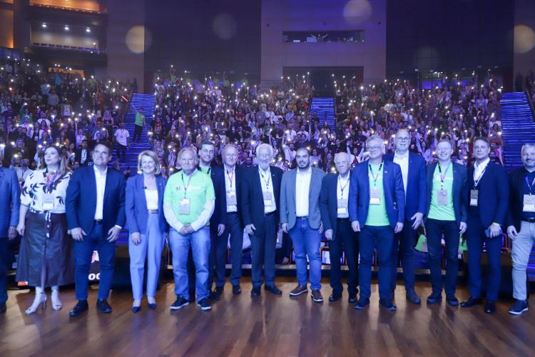 O Governo do Estado e a Prefeitura de Curitiba aproveitaram o grande público presente na Feira do Empreendedor do Sebrae 2025 para anunciar uma nova parceria que vai ampliar o acesso ao crédito para pequenos negócios na Capital.