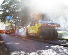 Recape asfáltico em rua de Curitiba