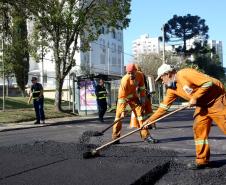 Recape asfáltico em rua de Curitiba