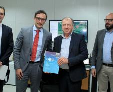 O secretário do Desenvolvimento Urbano e de Obras Pública, João Carlos Ortega, assinou Memorando de Entendimento entre o Paranacidade, o Green Building Council Brasil (GBC BR) e a Fomento Paraná 