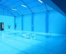 Imagem de duas piscinas em uma área coberta. O espaço de 358,3 metros quadrados fica em um complexo que já conta com um Centro da Mulher, na região central da cidade. Foto: Ari Dias/AEN 