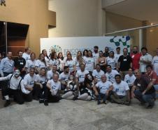 Encontro de Agentes de Crédito em Foz do Iguaçu - agentes de crédito e de desenvolvimento agrupados em duas fileiras, posam para foto em frente a um painel.