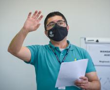 Lucviano Martins, gerente de Mercado, coordena trabalhos durante encontro de agentes de crédito em Curitiba. 