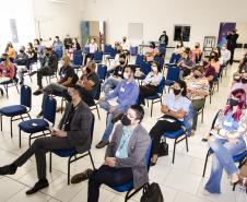 Encontro regional de agentes de crédito em Maringá - pessoas sentadas em fileiras 