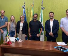 Membros da Fomento Paraná e da Prefeitura de Foz do Jordão posam para imagem