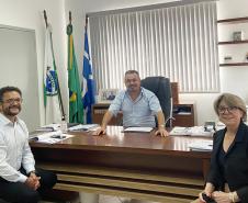 O prefeito de Salto do Lontra, Fernando Cadore, com o diretor presidente Heraldo Neves e a assessora Emilia Belinati.