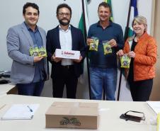 Em Novo Itacolomi, visita ao prefeito Moacir Andreolla, que destacou a produção de doces do muncípio.