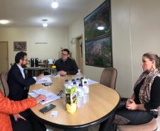 Reunião foi com o prefeito Aquiles Takeda Filho e a gestora de projetos do município, Kelly Cristy Zanlorenzi, em Marilândia do Sul.