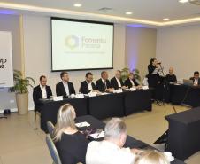 Fomento Paraná recebe missão técnica de associações comerciais do Oeste do Estado