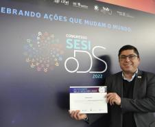 O gerente de Mercado da Fomento Paraná, Luciano Martins, mostra certificado de participação no Prêmio Sesi ODS 2022.