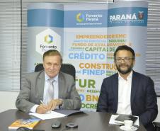 O secretário de Estado do Trabalho, Qualificação e Renda, Mauro Moraes, e o diretor-presidente da Fomento Paraná, Heraldo Neves, assinam renovação de parceria