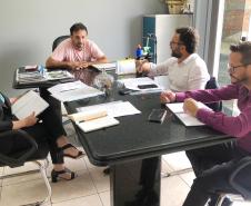 Em reunião com o prefeito de Guapirama, Edui Gonçalves, e o chefe gabinete, Marcelo Rodrigues