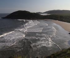 Vista de uma praia da Ilha do Mel a partir do Morro do Farol das Conchas, em Encantadas