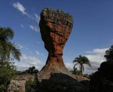 Imagem do parque de Vila Velha com a conhecida formação geológica da taça que ilustra o parque.