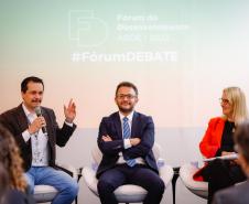 Superintendente do BRDE no Paraná, Paulo Starke Junior, o diretor-pressidente da Fomento paraná, Heraldo Neves e a presidente da ABDE, Jeanette Lontra, fazem abertura do evento