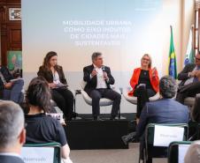  Everson Leão, do BRDE, Mayara Puchalski, da Fomento Paraná, Presidente CWBUS Inovação, Luiz Alberto Lenz, presidente ABDE Jeanette Lontra, e secretário executivo ICLEI, Rodrigo Corradi.