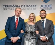 Celso Pansera, novo presidente da ABDE, com Jeanette Lontra, agora primeira mulher a comandar a ABDE e ex-presidente do Badesul Desenvolvimento, e Heraldo neves, da Fomento Paraná, na cerimônia de posse da ABDE.