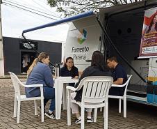 Agente de Crédito e assistentes da Fomento Paraná atendem empreendedores em Tibagi, durante a caravana de Crédito Fomento Turismo, em 2022.