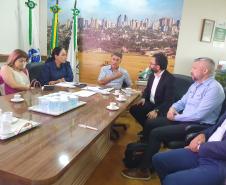 Heraldo Neves, presidente, e os diretores de Operações do Setor Público, Mounir Chaowiche, e de Operações do Setor Privado, Renato Maçaneiro, em reunião com equipe do prefeito Leonaldo Paranhos, em Cascavel.