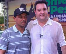 O governador Ratinho Júnior posa para foto com o pescador Edvaldo dos Santos, beneficiado com o primeiro financiamento da nova linha de crédito Fomento Turismo, Pesca e Náutica.