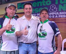 O governador Ratinho Júnior posa para foto com os dirigentes da Federação Paranaense de Pesca Esportiva, Antonio Edi Rauchbach Junior e Hélio Zanella.