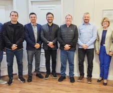 O prefeito de Quatro barras, Loreno Tolardo, com diretores e assessores da Fomento Paraná