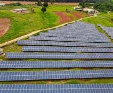 Usina com placas de energia solar fotovoltaica em, propriedade rural