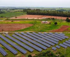 Usina com placas de energia solar fotovoltaica em, propriedade rural