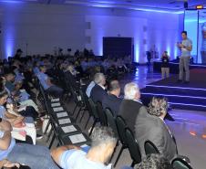 Fomento Paraná homenageia Ibrahim Fayad na abertura do encontro dos agentes de crédito