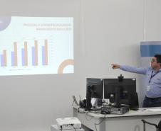 Luciano Martins, gerente de Mercado, apresenta gráfico com evolução de contratações de operações de microcrédito.