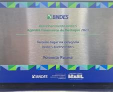 Placa de reconhecimento da Fomento Paraná como destaque em operações de microcrédito