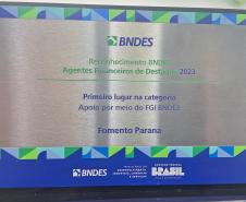 Placa de reconhecimento da Fomento Paraná como destaque em operações com garantia BNDES FGI
