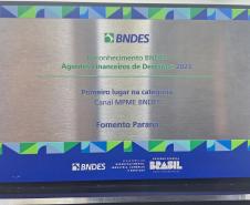 Placa de reconhecimento da Fomento Paraná como destaque em atendimento a clienets pelo Canal MPME