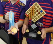 Medalha e troféu conquistados pela equipe Osíris