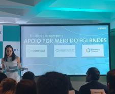 Apresentadora anuncia entidades finalistas na categoria BNDES FGI
