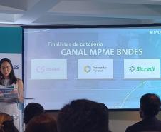 Apresentadora anuncia entidades finalistas na categoria Canal MPME BNDES