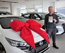 O taxista Valdir Corrêa ao lado do seu novo automóvel