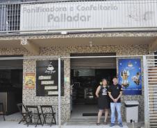 Um bom exemplo de aproveitamento das linhas de crédito da Fomento Paraná para impulsionar pequenos negócios vem de Almirante Tamandaré onde o empreendedor Celso Ferreira de Souza e a esposa, Andrea Simone de Souza da Silva, administram a Panificadora Paladar.