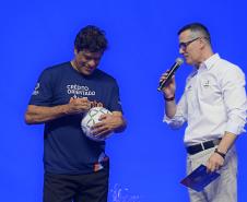Raí autografa uma bola para o coordenador estadual de serviços financeiros do Sebrae/PR, Amberson Bezerra no palco do evento