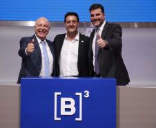 Os deputados federais Arnaldo Jardim e Pedro Lupion com o governador Ratinho Junior, na B3.