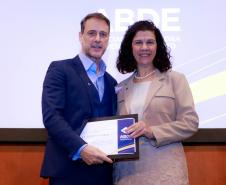 Claudio Stabile, diretor-presidente da Fomento Paraná com a nova presidente da ABDE, Maria Fernanda Coelho, na posse da nova diretoria da ABDE