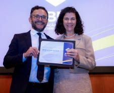 Heraldo Neves, diretor administrativo do BRDE é o segundo vice-presidente da ABDE. Na foto com Maria Fernanda Coelho, na posse da nova diretoria da entidade.
