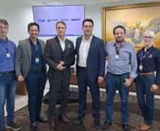 Equipe Fomento Paraná com o governador na assinatura da formalização do primeiro aporte de recursos feito pela C.Vale no FIDC Agro Paraná.