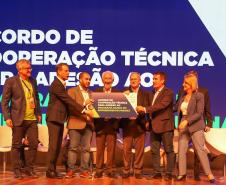 O Governo do Estado e a Prefeitura de Curitiba aproveitaram o grande público presente na Feira do Empreendedor do Sebrae 2025 para anunciar uma nova parceria que vai ampliar o acesso ao crédito para pequenos negócios na Capital.