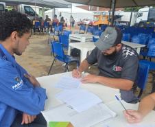Atendimento de empreendedor em Rio Bonito do Iguaçu. O borracheiro Valter de Jesus assina o contrato de empréstimo com a Fomento Paraná.