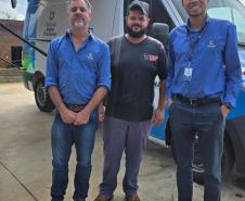 Atendimento de empreendedor em Rio Bonito do Iguaçu. O borracheiro Valter de Jesus assina o contrato de empréstimo com a Fomento Paraná. Ao lado dele estão Reginaldo Freitas, assistente, e o analista Fernando dos Santos.