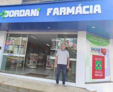 Everton Jordani em frente a sua farmácia depois de receber o crédito