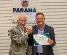 O vice-governador Darci Piana entrega diploma de reconhecimento a um prefeito