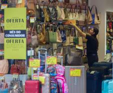 Comércio, pequenos negócios, loja de malas e bolsas