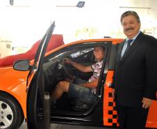 O Proprietário, Marcio Tadeu Zen, dentro do carro e o Diretor da Fomento Paraná, Jurandir Oliveira.